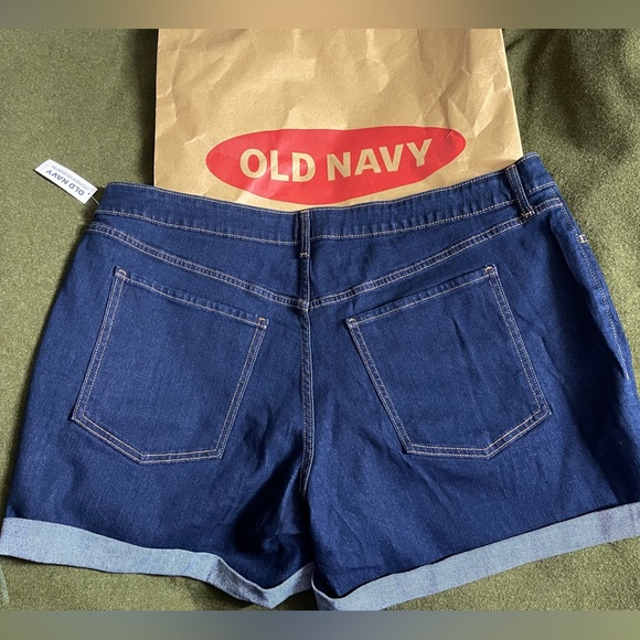 Plus Size Ladies Old Navy high rise stretch shorts - Picture 2 of 3